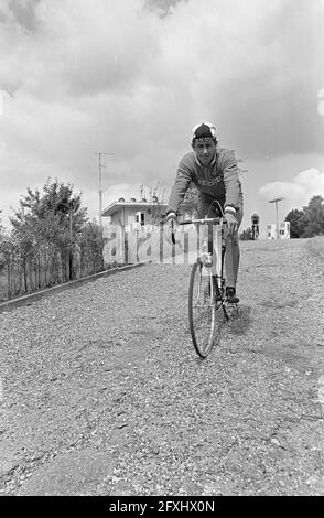 Ciclismo, squadra amatoriale a Nuth, numero 4 e 5 Du Bois (testa), numero 2 e 3 in bicicletta, 17 agosto 1966, WIELRENEN, ciclismo, I Paesi Bassi, foto agenzia stampa del XX secolo, notizie da ricordare, documentario, fotografia storica 1945-1990, storie visive, Storia umana del XX secolo, che cattura momenti nel tempo Foto Stock