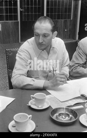 Campionato mondiale di ciclismo in pista allo Stadio Olimpico di Amsterdam. Team manager GDR Heinz Dietrich durante il meeting format sprint series, 22 agosto 1967, SPRINS, Meetings, WIELRENEN, stadi, campionati del mondo, Paesi Bassi, foto agenzia stampa del XX secolo, notizie da ricordare, documentario, fotografia storica 1945-1990, storie visive, Storia umana del XX secolo, che cattura momenti nel tempo Foto Stock