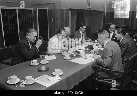 Campionato mondiale di ciclismo in pista allo Stadio Olimpico di Amsterdam. Team manager GDR Heinz Dietrich durante il meeting format serie Sprint, 22 agosto 1967, SPRINT, riunioni, WIELRENENEN, stadi, campionati del mondo, Paesi Bassi, foto agenzia stampa del XX secolo, notizie da ricordare, documentario, fotografia storica 1945-1990, storie visive, Storia umana del XX secolo, che cattura momenti nel tempo Foto Stock