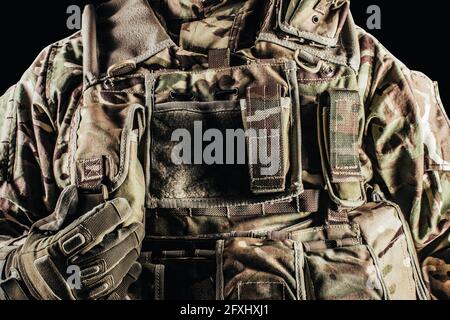 Foto del soldato nel gilet armored camuffato di livello 3 su sfondo nero. Foto Stock