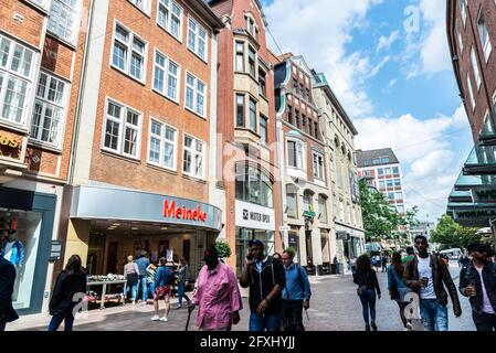 Brema, Germania - 19 agosto 2019: Via dello shopping con ristoranti, negozi e gente intorno a Brema, Germania Foto Stock