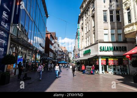 Brema, Germania - 19 agosto 2019: Via dello shopping con ristoranti, negozi e gente intorno a Brema, Germania Foto Stock