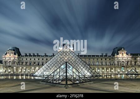 FRANCIA, PARIGI (75) 1ER ARR, VISTA FRONTALE DELLA PIRAMIDE DEL LOUVRE IN SERATA (ARCHITETTO IEOH MING PEI) Foto Stock