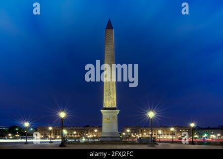 FRANCIA, PARIGI (75) 8TH ARR, OBELISCO DI LUXOR ALL'ORA BLU Foto Stock