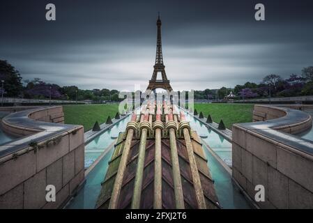 PARIGI (75) 16° ARR. VISTA DELLA TORRE EIFFEL CON I CANNONI DELLA FONTANA TROCADA©RO IN PRIMO PIANO (ARCHITETTO GUSTAVE EIFFEL) Foto Stock