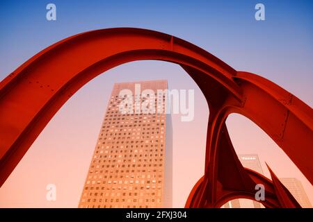 HAUTS-DE-SEINE (92), PUTEAUX, LA DEFENSE, VISTA DELLA TORRE ARENA CONTRO IMMERSO ATTRAVERSO LA BRACE ROSSA (OPERE D'ARTE DI CALDER) Foto Stock