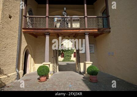 Statua di Elisabetta di Baviera (chiamata Sissi) all'ingresso del Touriseum nei Giardini del Castello Trauttmansdorff, Merano, Trentino-Alto Adige, Italia Foto Stock