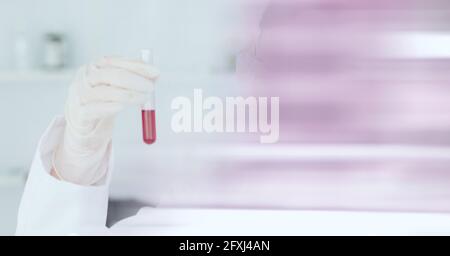 Composizione del campione contenente una provetta con liquido rosso funzionante in laboratorio e spazio di copia Foto Stock