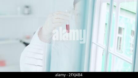 Composizione del campione contenente una provetta con liquido rosso funzionante in laboratorio e spazio di copia Foto Stock