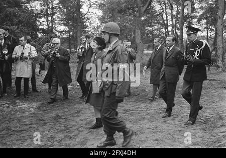 La principessa Beatrice e il principe Claus a Marechaussee. Gli ospiti reali in bivacco onorario a Garderen, 2 aprile 1968, OSPITI, MARCHHAUSSEE, I Paesi Bassi, foto agenzia stampa del XX secolo, notizie da ricordare, documentario, fotografia storica 1945-1990, storie visive, Storia umana del XX secolo, che cattura momenti nel tempo Foto Stock