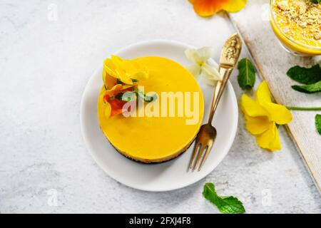 Torta di mousse di mango fatta in casa - dessert estivi, fuoco selettivo Foto Stock