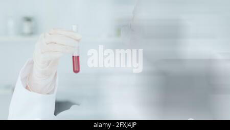 Composizione del campione contenente una provetta con liquido rosso funzionante in laboratorio e spazio di copia Foto Stock