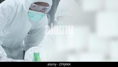 Composizione di scienziati in tute ppe che lavorano in laboratorio e. spazio di copia Foto Stock