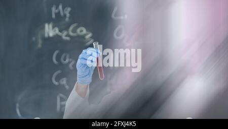 Composizione del campione contenente una provetta con liquido rosso funzionante in laboratorio e spazio di copia Foto Stock