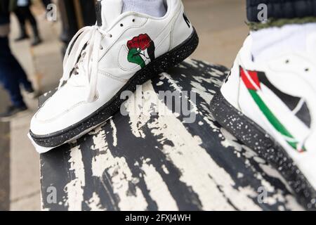 Dettaglio delle scarpe dei manifestanti che mostrano motivi palestinesi, protesta contro la Palestina libera, Londra, 22 maggio 2021 Foto Stock