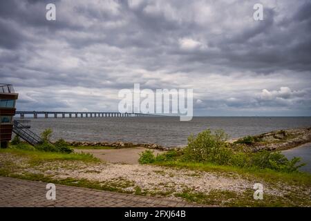 23 maggio 2021 - Malmo, Svezia: Un bel cielo drammatico sull'oceano. Il Sound Bridge sullo sfondo Foto Stock