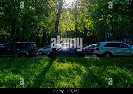 le automobili si levano in piedi vicino alla casa su una mattina libera, estate Foto Stock