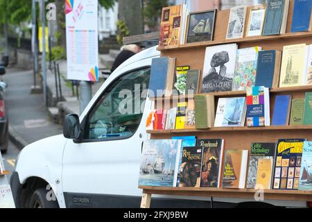 Libri di seconda mano per la vendita ad un bookseller pop-up Nel mercato Place Hay su Wye Galles Foto Stock