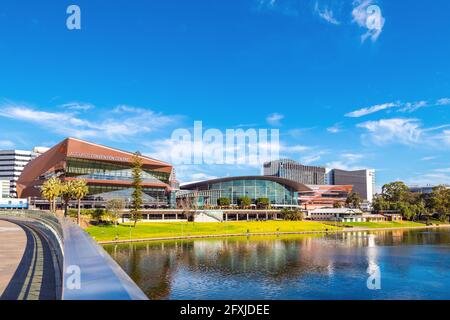 Adelaide, Australia - 4 agosto 2019: Adelaide Convention Center visto attraverso il fiume Torrens dal ponte pedonale in una giornata luminosa con cielo blu Foto Stock