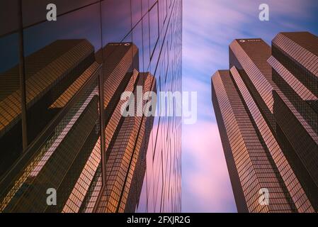 FRANCIA, SEINE-SAINT-DENIS (93), COURBEVOIE, QUARTIERE DELLA DIFESA. SEDE DELLA COMPAGNIA PETROLIFERA TOTAL CON LA SUA RIFLESSIONE NELLA TORRE AREVA AL TRAMONTO Foto Stock