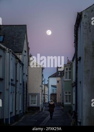 APPLEDORE, NORTH DEVON, INGHILTERRA - MAGGIO 25 2021: Una strada stretta nel pittoresco villaggio di Appledore nel Devon Nord. Serata al chiaro di luna, tranquilla. Foto Stock