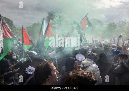 Folla di manifestanti con bombe di fumo e bandiere palestinesi sotto il cielo tempestoso, protesta contro la Palestina libera, Londra, 22 maggio 2021 Foto Stock