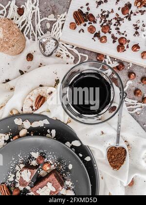 Vista dall'alto verticale degli ingredienti per una deliziosa preparazione del dessert e una tazza di caffè freddo Foto Stock