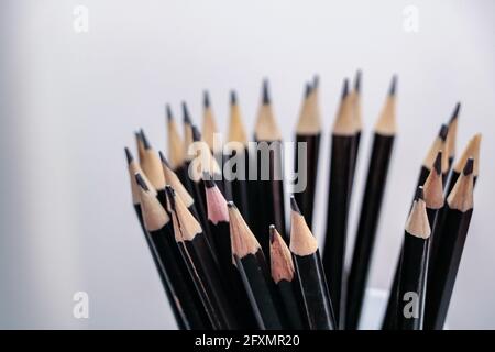 Set con diverse matite nere con diverse punte disposte in una forma circolare Foto Stock