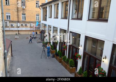 Cortile e costruzione del Musafir, ristorante Crimea Tartar. 25 maggio 2018. Kiev, Ucraina Foto Stock