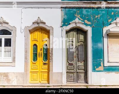 Porte a due diverse case tradizionali - una abbandonata e una in fase di ristrutturazione a Olhao, Algarve, Portogallo Foto Stock