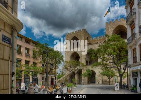 Valencia, Spagna, 17 aprile 2021: Retro di Torres de Serranos, alto 33 metri, la porta principale della città medievale murata, costruita dall'architetto Pere Ba Foto Stock