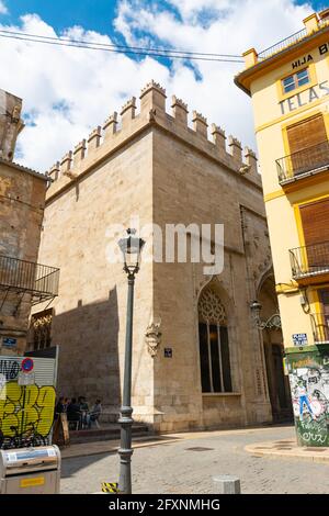 Valencia, Spagna, 17 aprile 2021: Retro del mercato della seta, o mercato dei mercanti, Lonja de la Seda in spagnolo. Sculture con lo stemma di Foto Stock