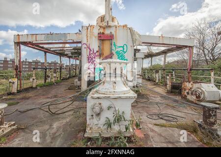 Il ponte superiore della nave è coperto di graffiti. DUBLINO, IRLANDA: VIAGGIO all'interno di una delle più ANTICHE navi abbandonate d'Irlanda? che una volta era uno dei primi Foto Stock