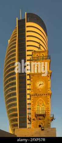 Haifa, Israele - 25 maggio 2021: Vista al tramonto del Minareto e della torre dell'orologio della Moschea di al Jarina (Moschea ottomana di Jurayneh, la Grande Moschea), con la folla Foto Stock