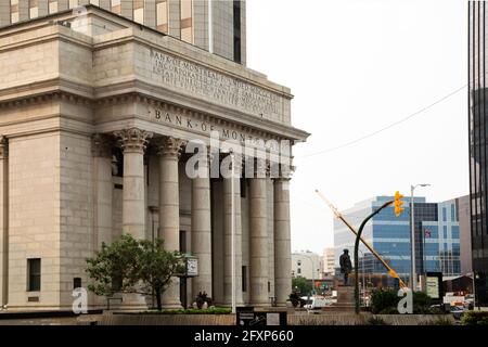 La Banca di Montreal al posto Lombardo a Winnipeg, Manitoba, Canada. L'iscrizione afferma che l'edificio fu eretto nel 1913. Foto Stock