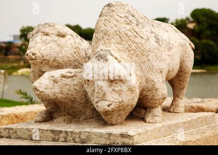 Scultura di bisonte alle forche a Winnipeg, Manitoba, Canada. I bisonti, talvolta chiamati bufali, erano importanti per i popoli delle prime Nazioni prima dell'Europa Foto Stock