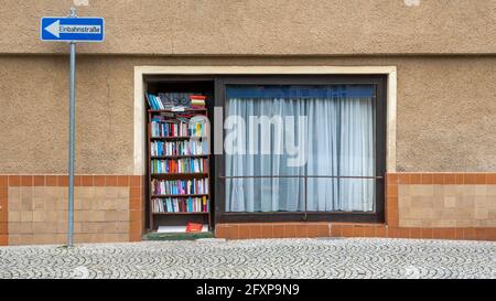 Gernrode, Germania. 22 maggio 2021. Su una strada a senso unico, libri antiquari sono in vendita per un euro simbolico. Credit: Stefano Nosini/dpa-Zentralbild/ZB/dpa/Alamy Live News Foto Stock