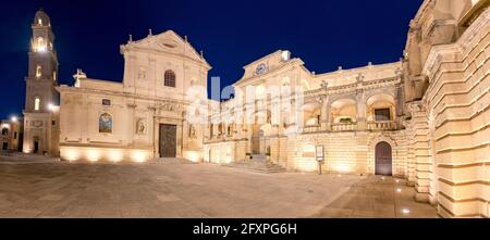 Edifici barocchi e Cattedrale di notte, Piazza del Duomo, Lecce, Salento, Puglia, Italia, Europa Foto Stock