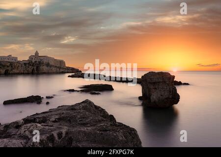 Nuvole all'alba sul mare calmo che circonda Vieste, provincia di Foggia, Parco Nazionale del Gargano, Puglia, Italia, Europa Foto Stock