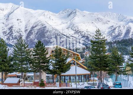 Auron, Francia - 10.01.2021 Villaggio alpino sulla neve d'inverno. Piste di Winter Resort in Alpes Maritime, Francia. Bellissimo paesaggio, vista sulle montagne. Foto di alta qualità Foto Stock