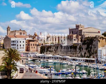 Vista sul porto verso la Cattedrale, Ciutadella, Minorca (Minorca), Isole Baleari, Spagna, Mediterraneo, Europa Foto Stock