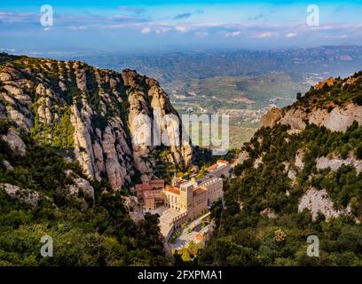 Abbazia di Santa Maria de Montserrat, vista elevata, catena montuosa di Montserrat vicino a Barcellona, Catalogna, Spagna, Europa Foto Stock