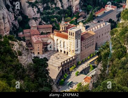 Abbazia di Santa Maria de Montserrat, vista elevata, catena montuosa di Montserrat vicino a Barcellona, Catalogna, Spagna, Europa Foto Stock