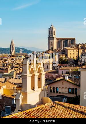 Vista sulla città vecchia verso la cattedrale vista dalle mura della città, Girona (Gerona), Catalogna, Spagna, Europa Foto Stock