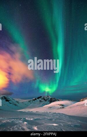 Aurora Borealis (aurora boreale) sulle montagne, Finnmark, Norvegia, Scandinavia, Europa Foto Stock