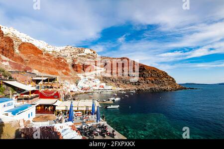 Baia di Amoudi sotto la città di Oia sull'isola greca di Santorini (Thira), Cicladi, Isole greche, Grecia, Europa Foto Stock