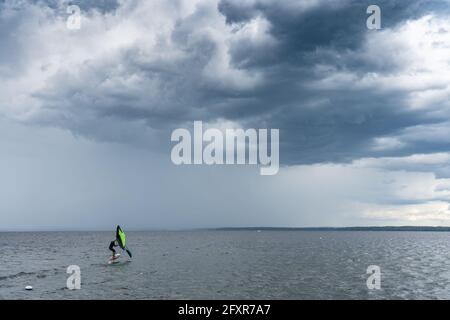 Salta il wind surf Brown in un po' di tempo sul lago Sebago, Maine, Stati Uniti d'America, Nord America Foto Stock