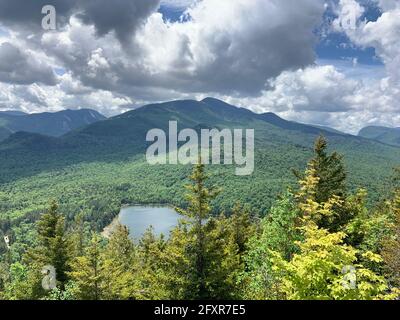 Nuvole sulle alte vette delle Adirondack Mountains e Heart Lake vicino al lago Placid, New York state, Stati Uniti d'America, Nord America Foto Stock