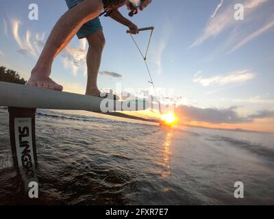 Il fotografo Salta i fogli marroni dietro una piccola barca sul lago Sebago, Maine, Stati Uniti d'America, Nord America Foto Stock