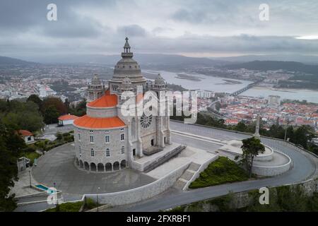 Santuario della Chiesa di Santa Luzia, vista aerea del drone, Viana do Castelo, con la città e il fiume Lima sullo sfondo, Norte, Portogallo, Europa Foto Stock